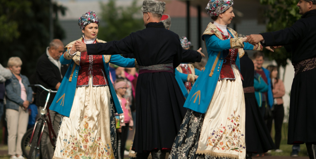 Polonez w wykonaniu Grupy Folklorystycznej Pokolenia|Biłgoraj