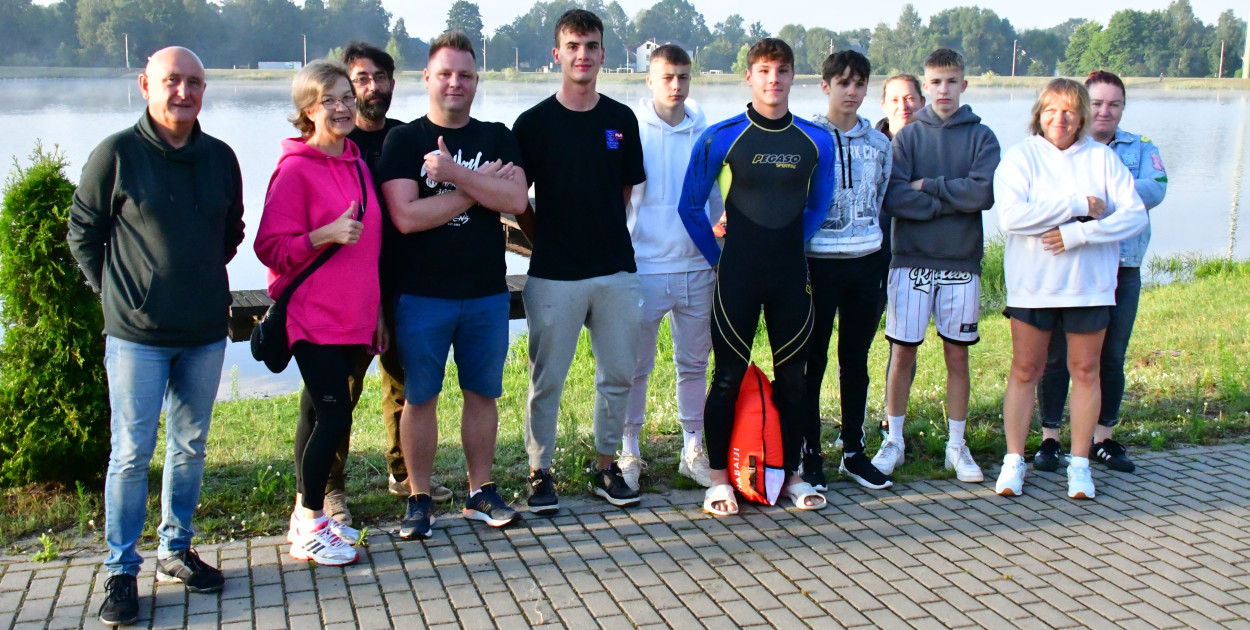 Wystartował. Damian Błaszczayk chce przepłynąc 50 km. Charytatywnie