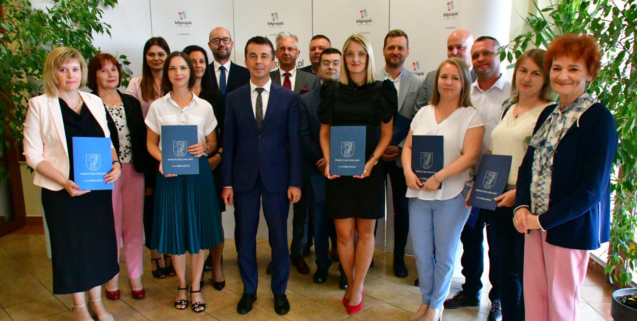 Nauczyciele odebrali mianowania z rąk starosty. Wcześniej zdali egzamin