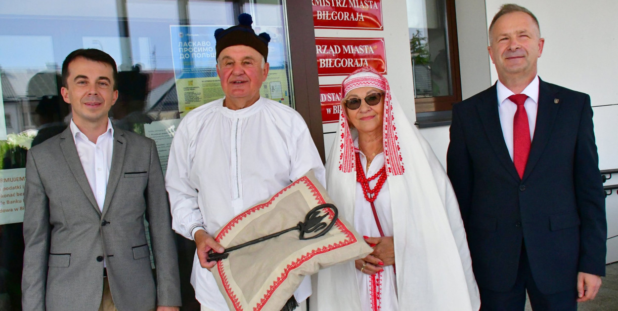 Seniorzy przejęli Biłgoraj. Od burmistrza otrzymali klucz do miasta 