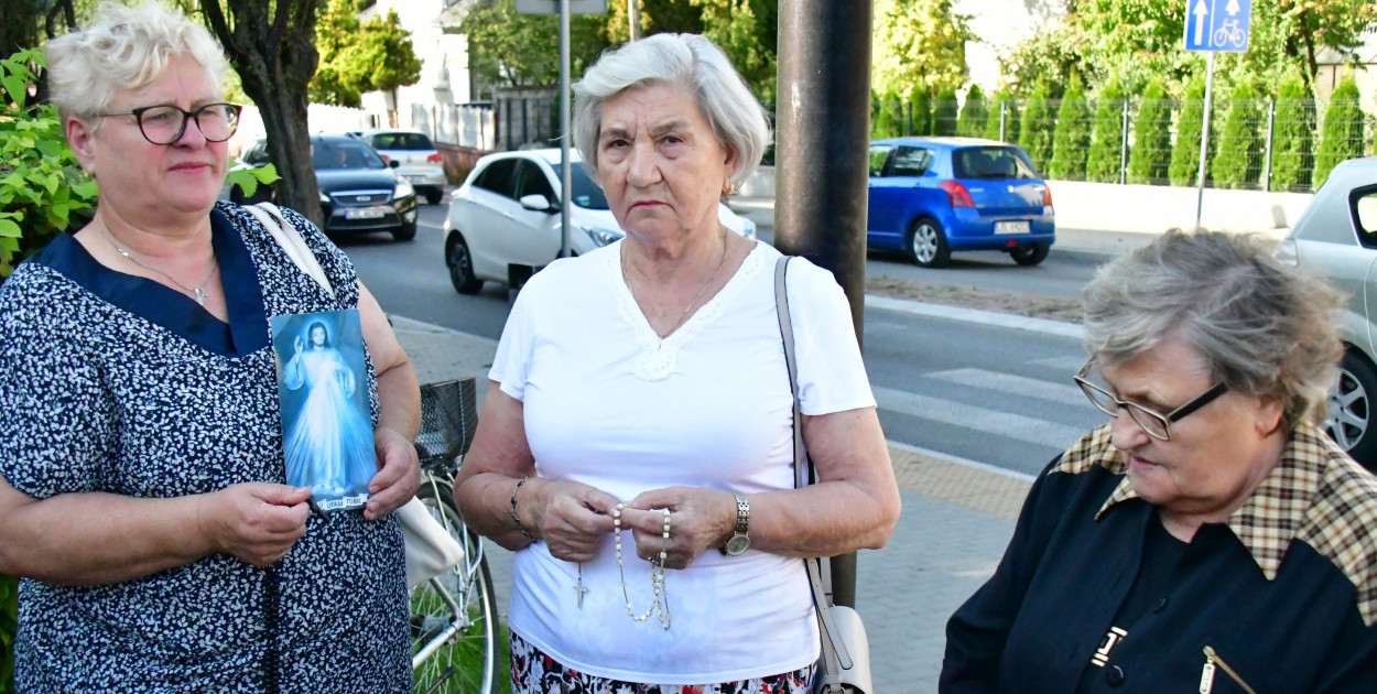 Biłgoraj. Przy skrzyżowaniu modlili się Koronką do Bożego Miłosierdzia