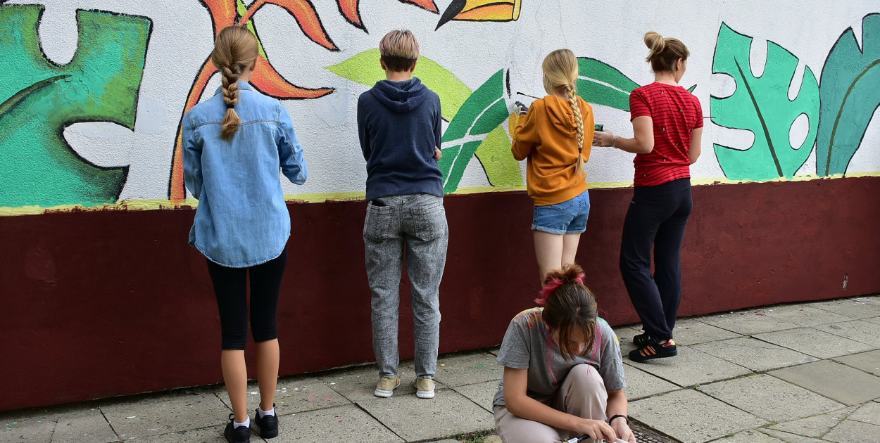 Zamiast wulgaryzmów powstało kolorowe graffiti. Zmalowali je byli uczniowie Piątki