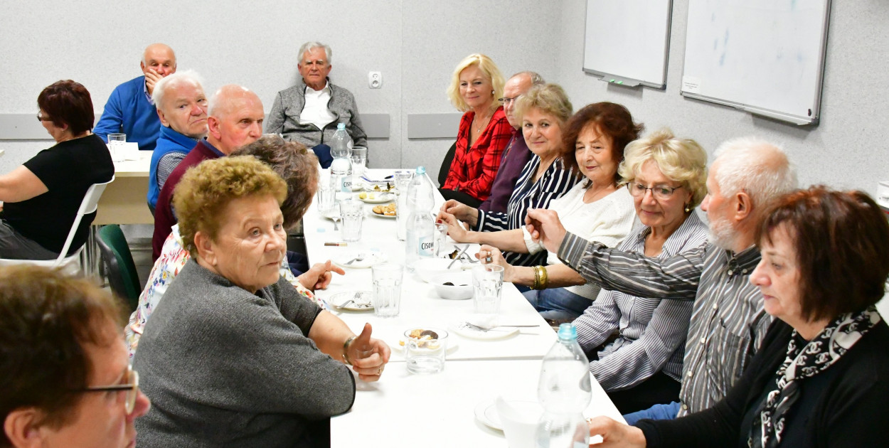 Seniorzy z Klubu "Raj" świętowali Dzień Pieczonego Ziemniaka