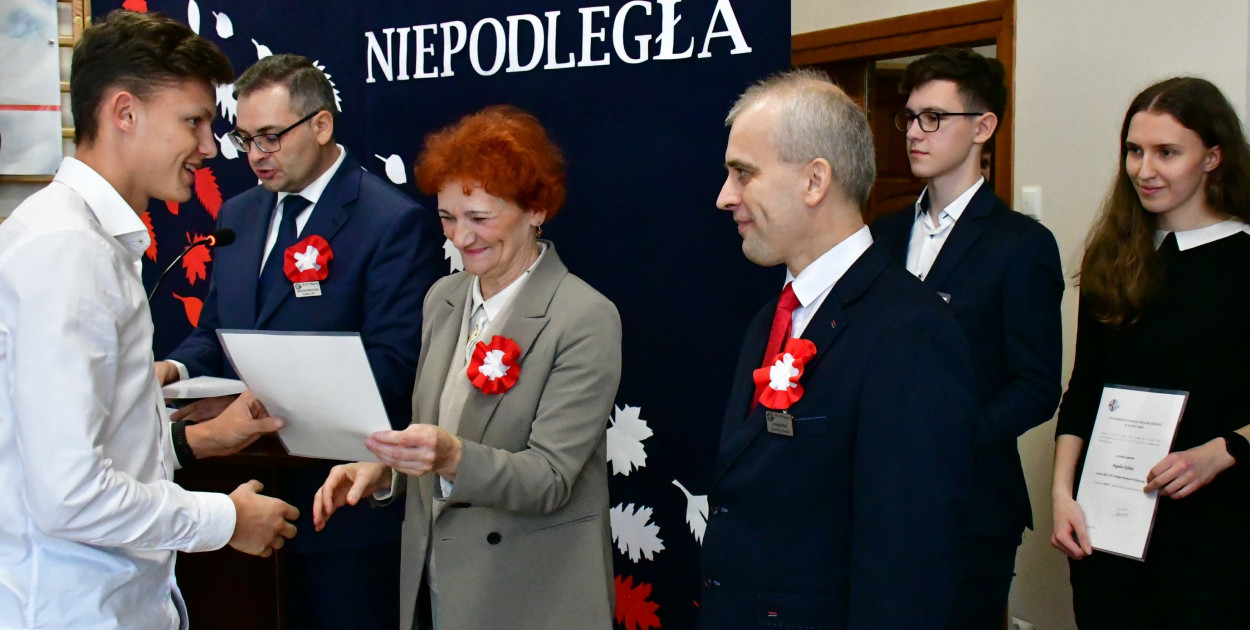 Stypendia za naukę i osiągnięcia sportowe trafiły do uczniów RCEZ
