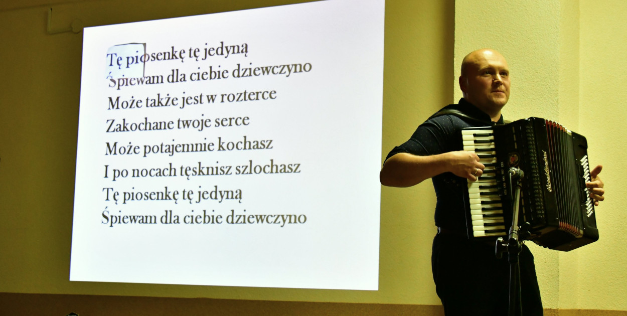 W Dąbrówce odbyło się wspólne śpiewanie pieśni patriotycznych