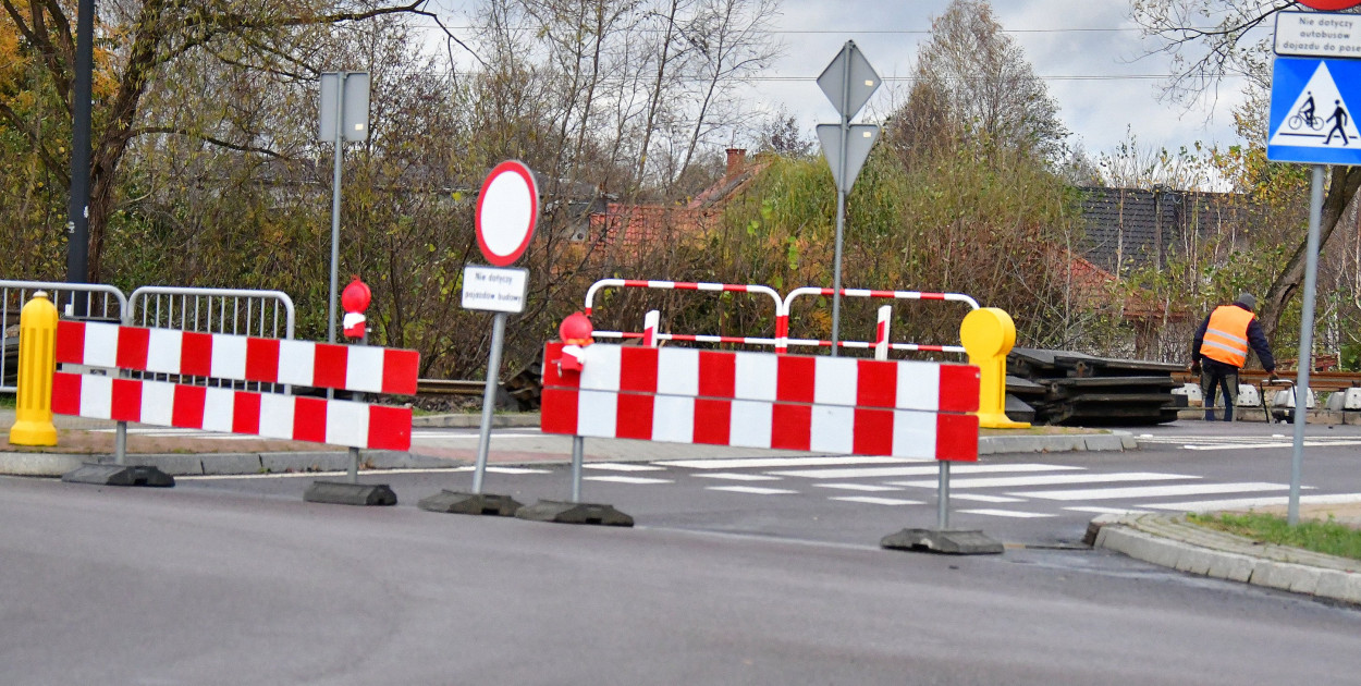 Biłgoraj. Prejazd kolejowy na Moiuszki zmaknięty. Trwają prace