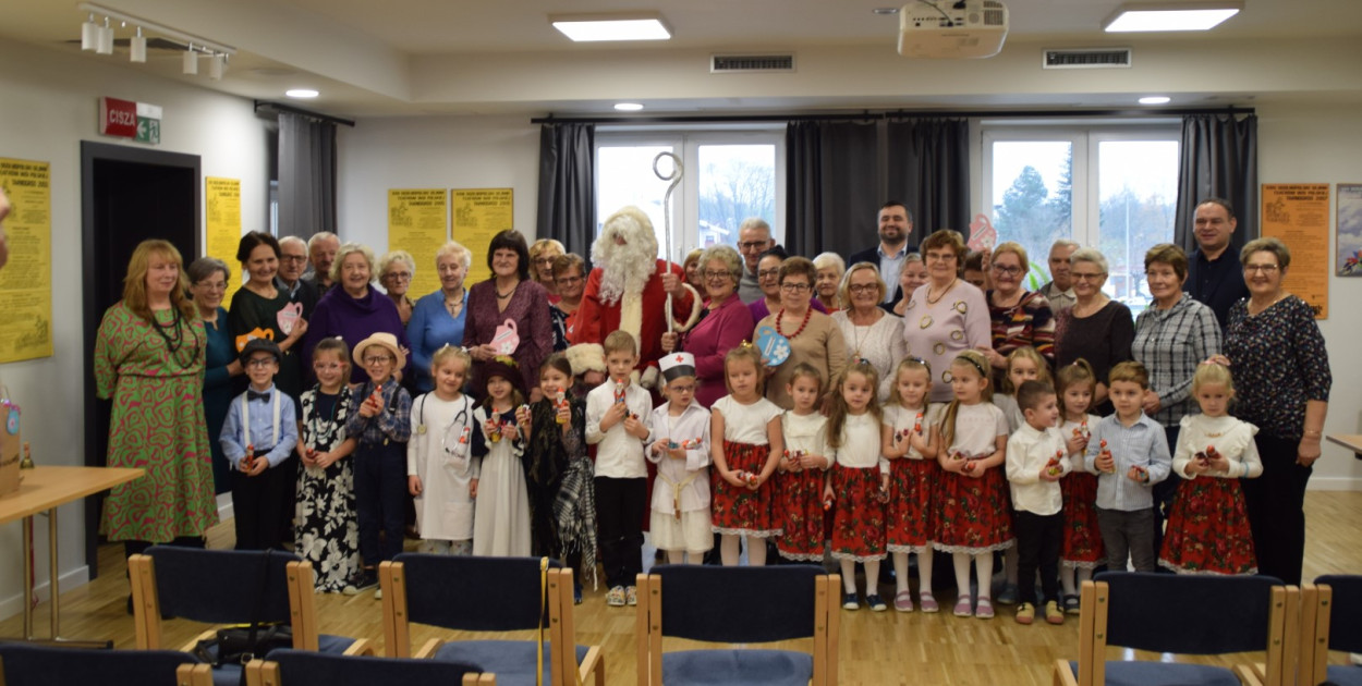 Przedszkolaki z Tarnogrodu tarnogrodzkim seniorom
