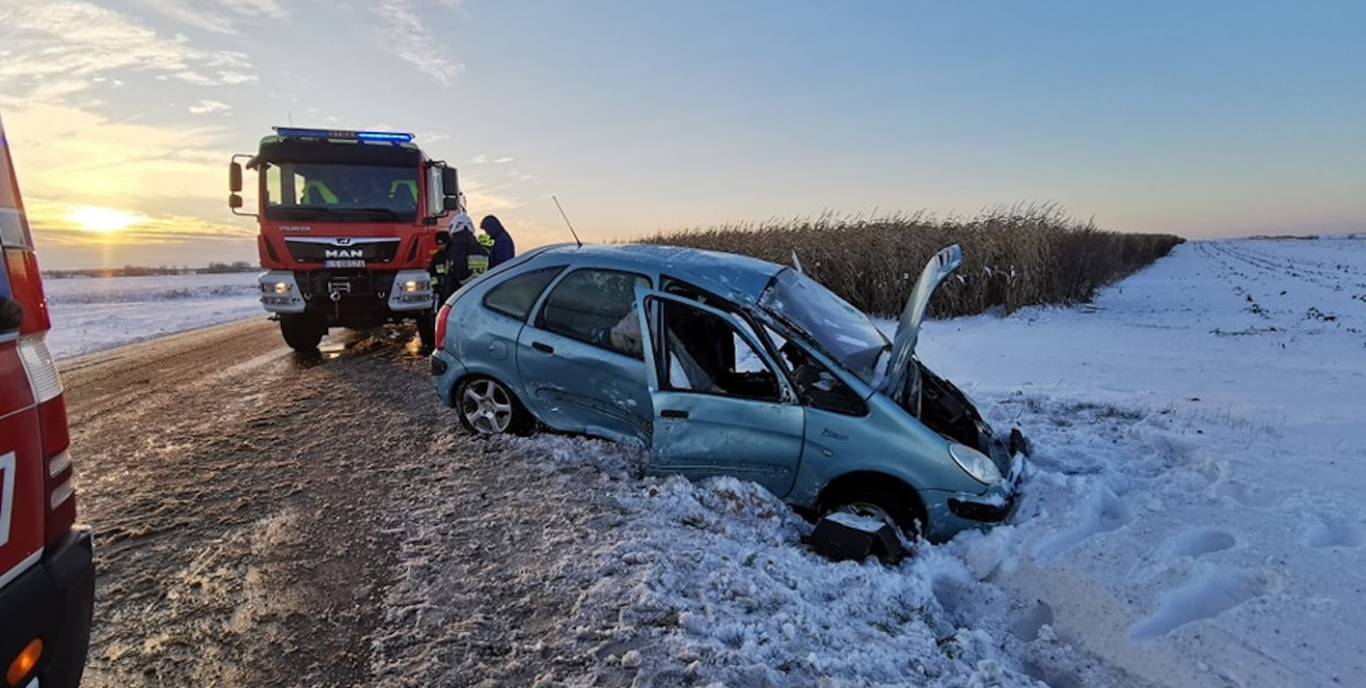 Ślisko na drodze. Citroen w rowie, Foto: OSP KSRG Obsza 