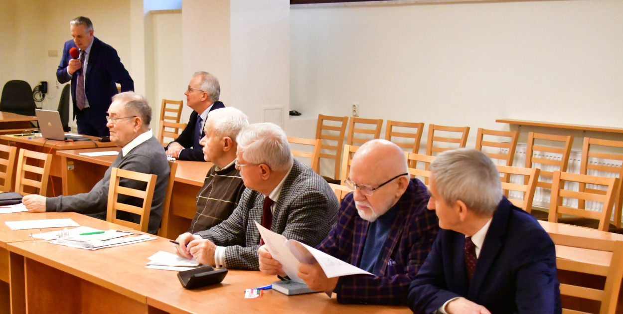 Biłgoraj. Seniorzy obradowali. Na dywaniuku poseł i kierownik inwestycji miejskich