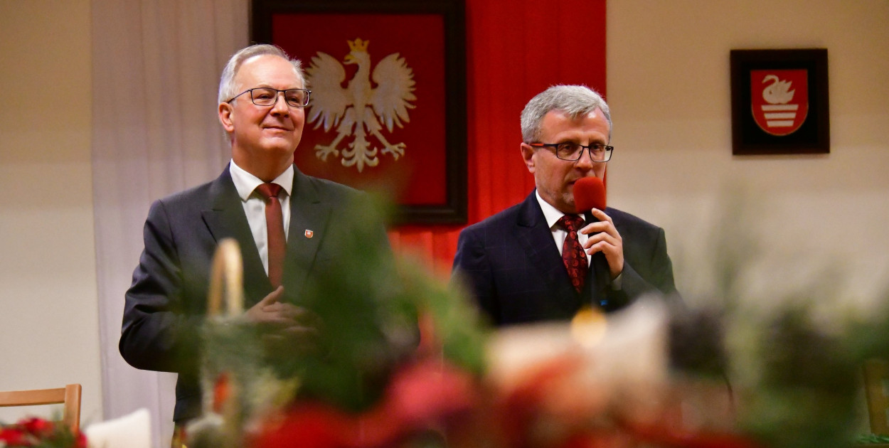 Burmistrz i przewodniczący Rady z opłatkiem