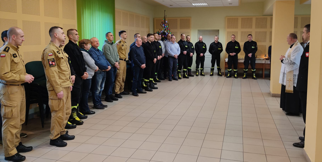 Strażacy przełamali się opłatkiem