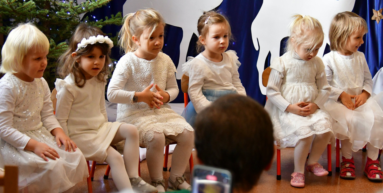 Kolędowanie z babcią i dziadkiem w Katolickim Przedszkolu w Biłgoraju