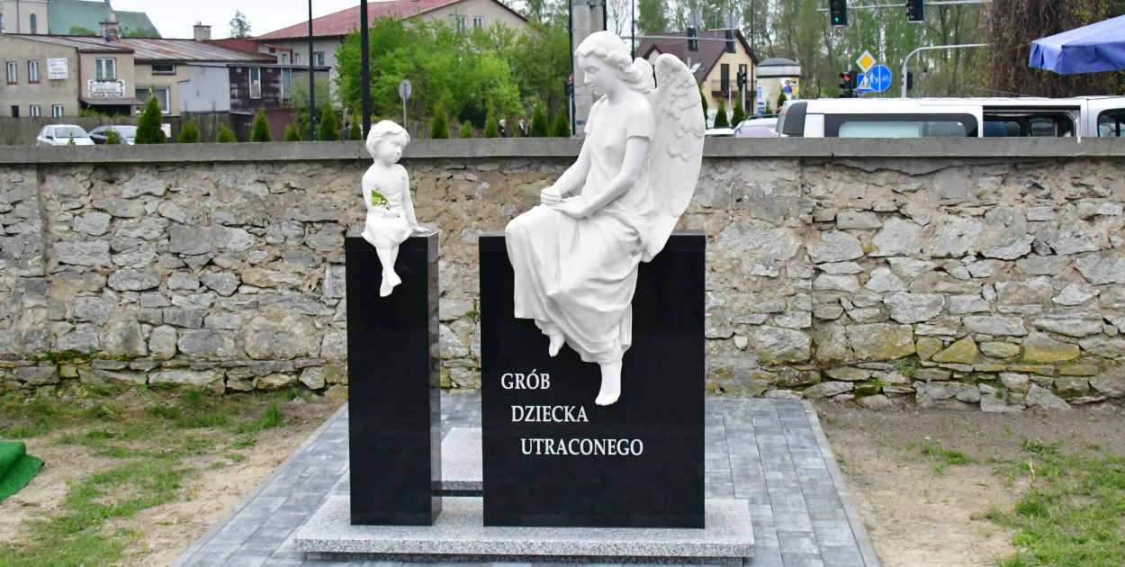 Symboliczny grób dziecka utraconego na cmentarzu w Biłgoraju