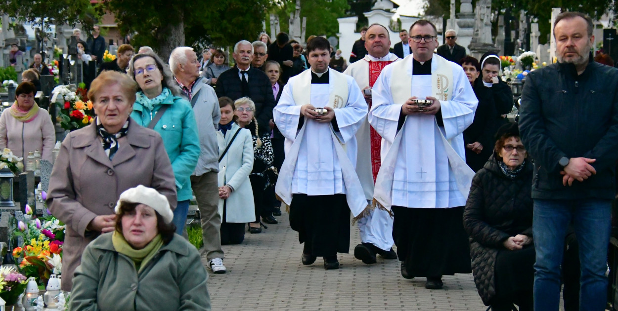 Uroczystości odpustowe ku czci św. Jerzego, patrona parafii w Biłgoraju, rozpoczęły się od Mszy św. na cmentarzu