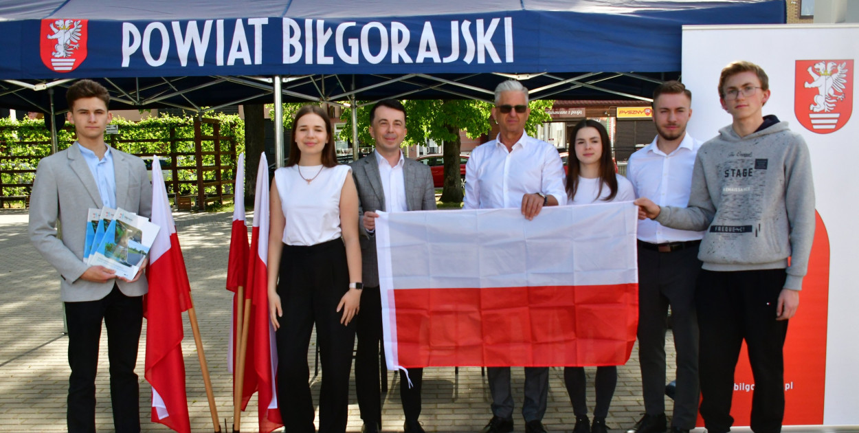 Młodzież rozdawał dziś w Biłgoraju flagi RP