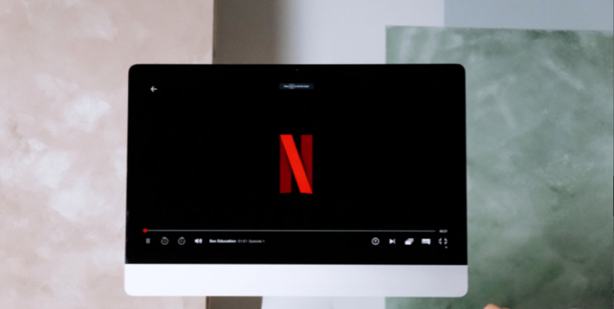 Jak pobierać treści z Netflix i oglądać offline?