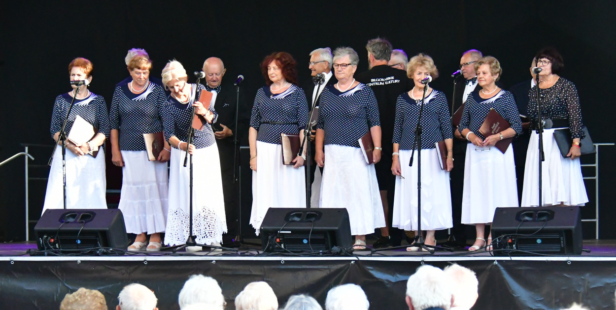 Biłgorajscy Seniorzy czarowali na scenie: Bajka i muzyka na powitanie wakacji