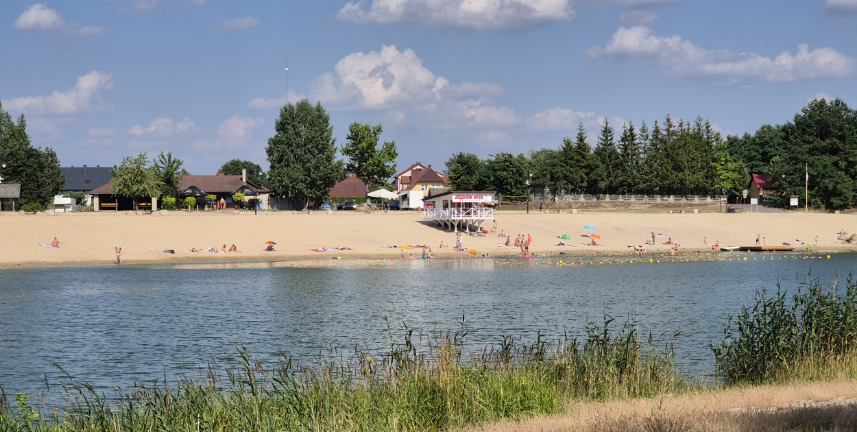 Zakaz wchodzenia do wody w kąpielisku nad zalewem w...