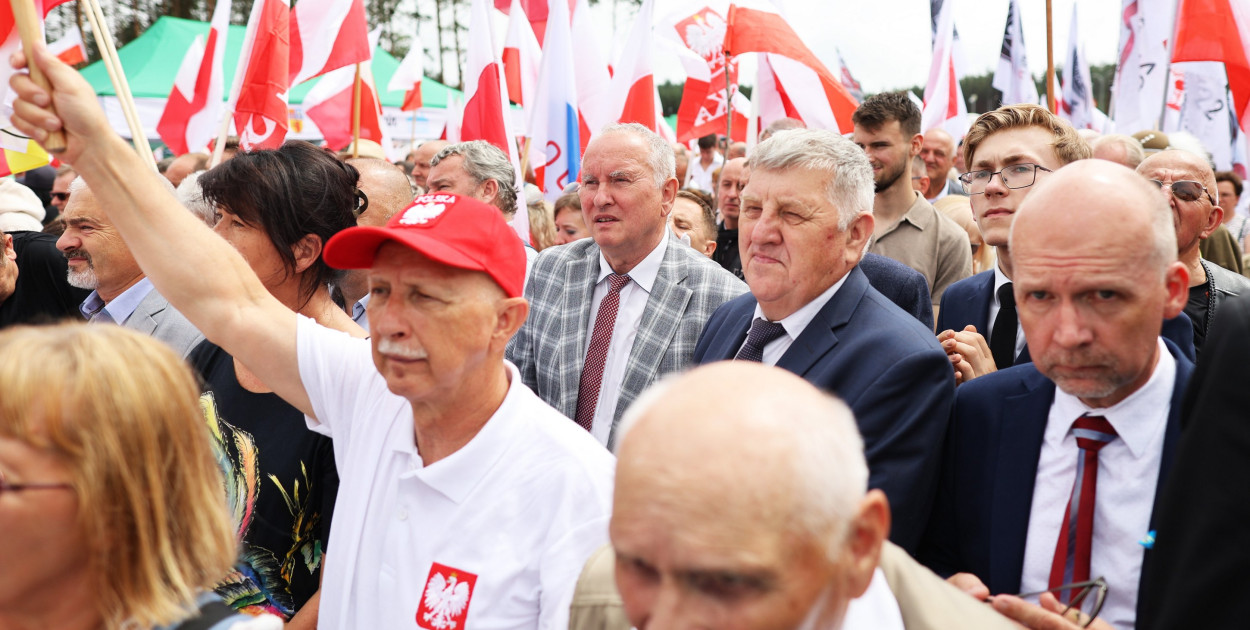 Przedstawiciele władz powiatu na odsłonięciu pomnika rzezi wołyńskiej