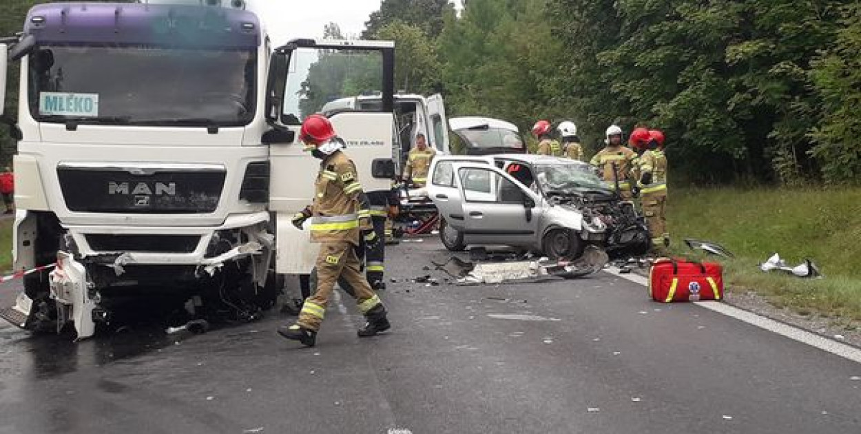 Wypadek na DW 835: Zderzenie samochodu osobowego z ciężarowym