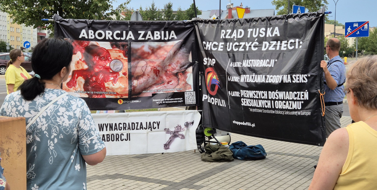 Nabożeństwo różańcowe i pikieta antyaborcyjna w Biłgoraju: W imię życia i prawa do przyszłości