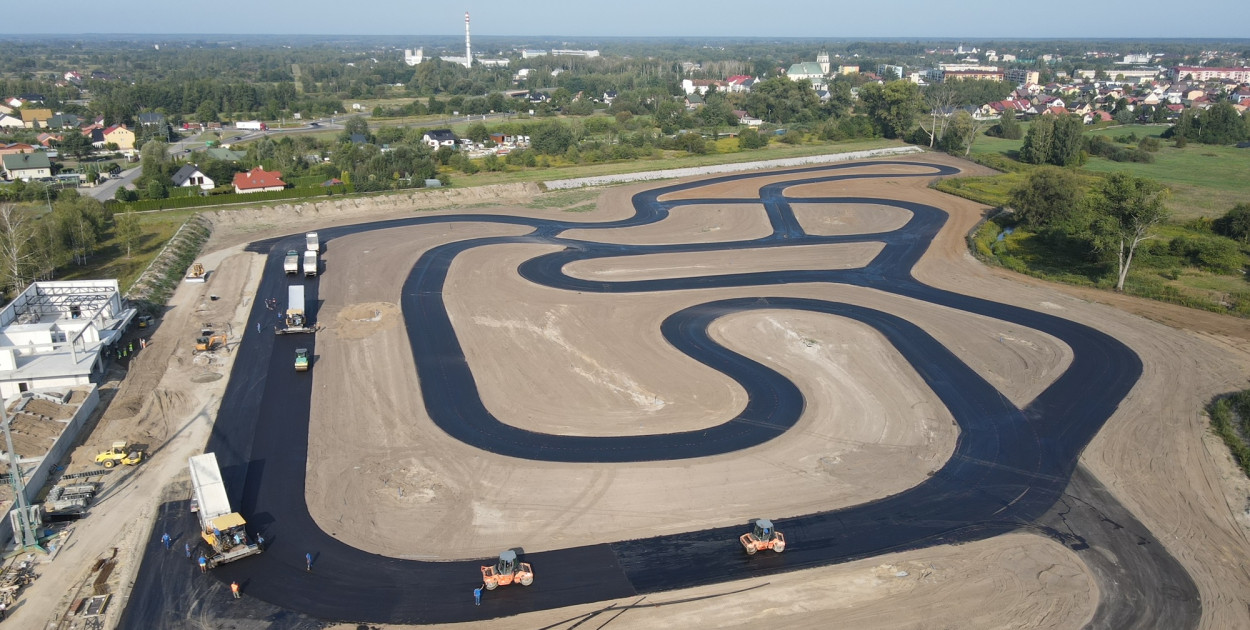 Zbliżamy się do otwarcia Autodromu Biłgoraj: Ostatnie prace nad nawierzchnią!