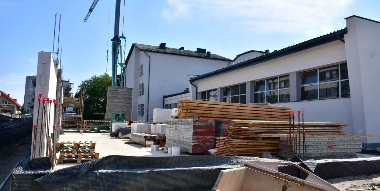 Rosną mury hali sportowej przy RCEZ