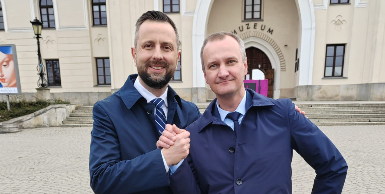 Z biłgorajskiego TBS-u do Zarządu PKP LHS. Władysław Kosiniak - Kamysz (z lewej) i Jacek Grabek (z prawej)