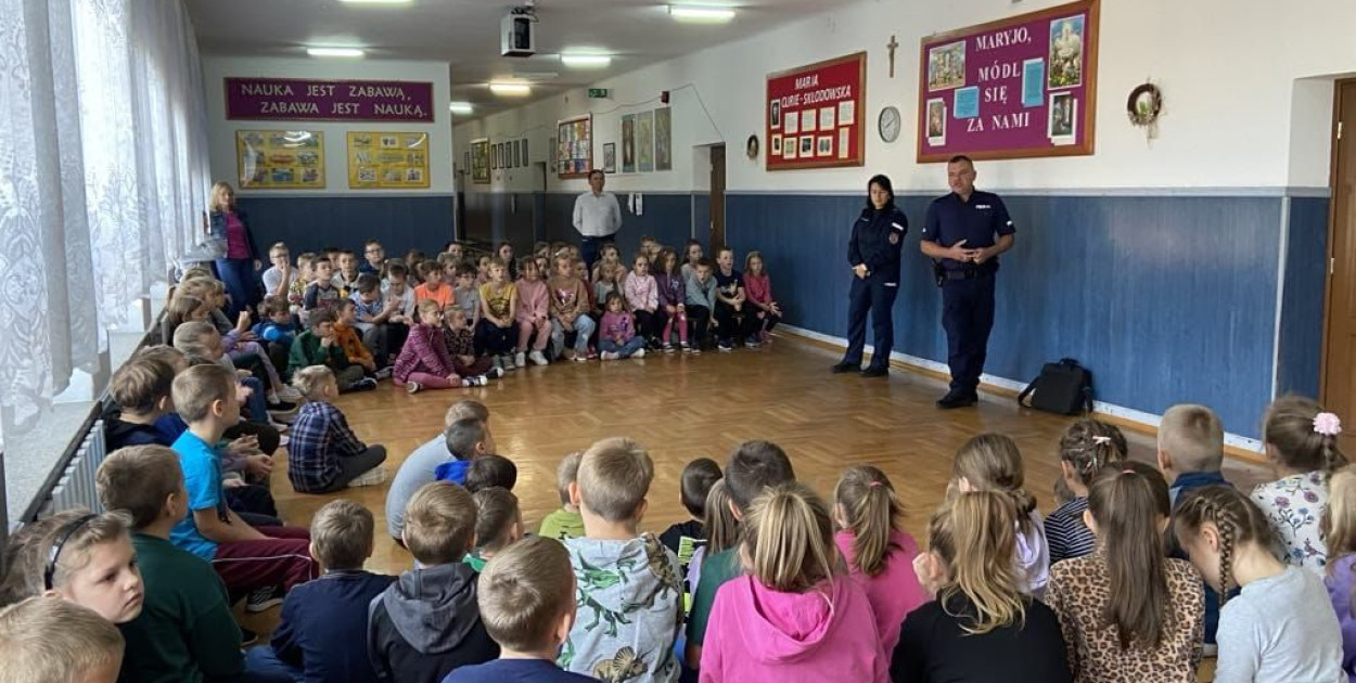 Dzielnicowy odwiedził uczniów z tarnogrodzkiej podstawówki