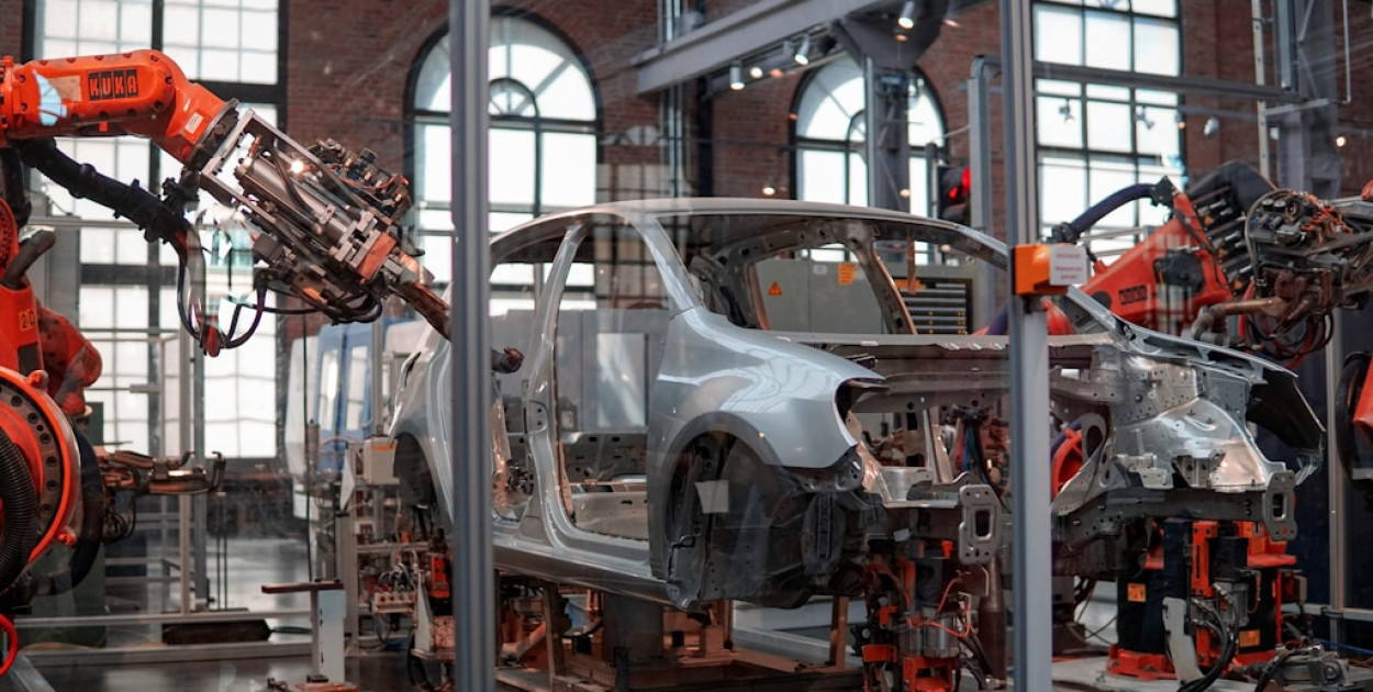 Komunikacja między sterownikami Mitsubishi PLC a robotami przemysłowymi