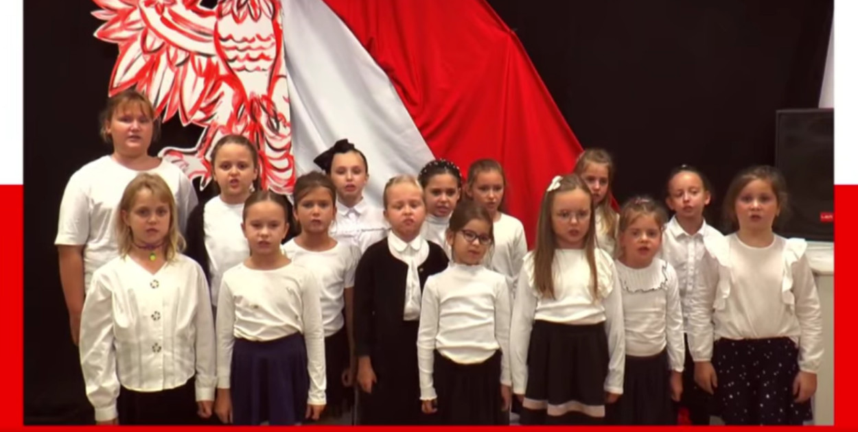 Szkoła do hymnu 2024: Wspólnota MDK Biłgoraj w dźwiękach Mazurka Dąbrowskiego