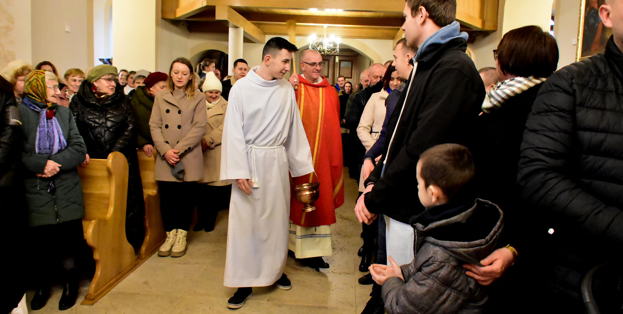 W dzień świętego Szczepana wierni rzucają owsem w kapłana