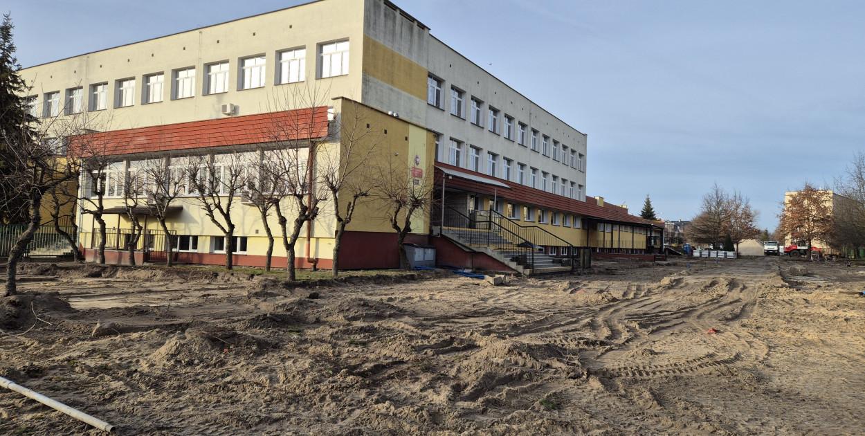 Nowoczesna przestrzeń edukacyjna w Biłgoraju: Prace przy Szkole Podstawowej Nr 5 trwają mimo zimy