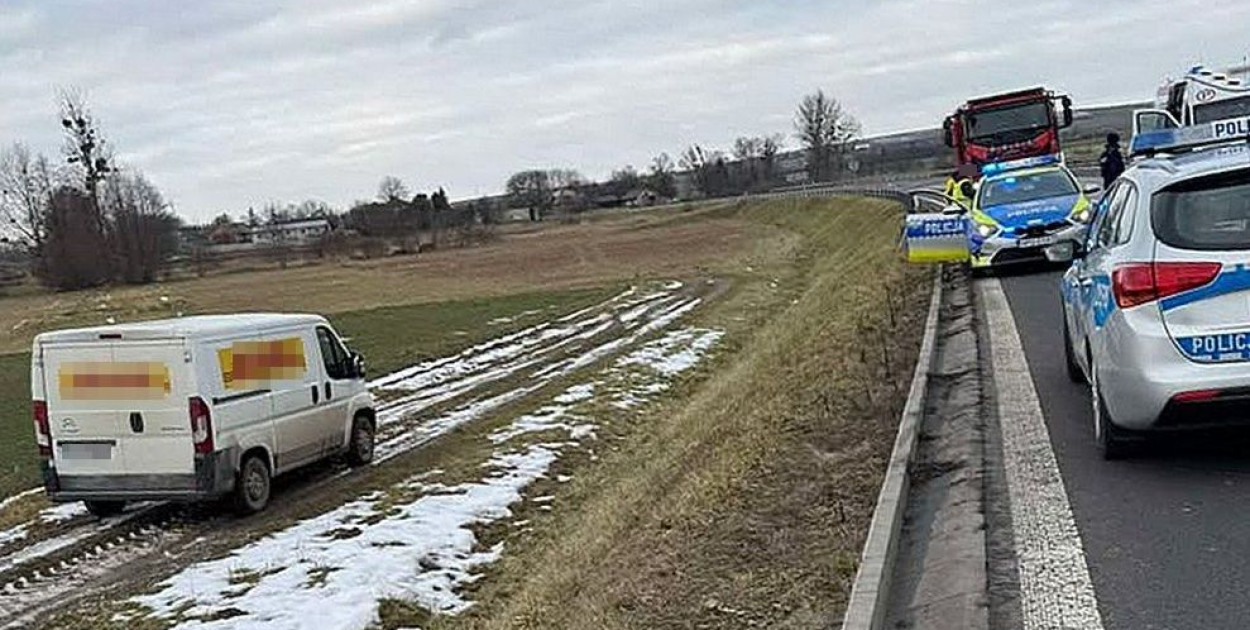 Zabrał auto kuriera. Uciekając wjechał do rowu