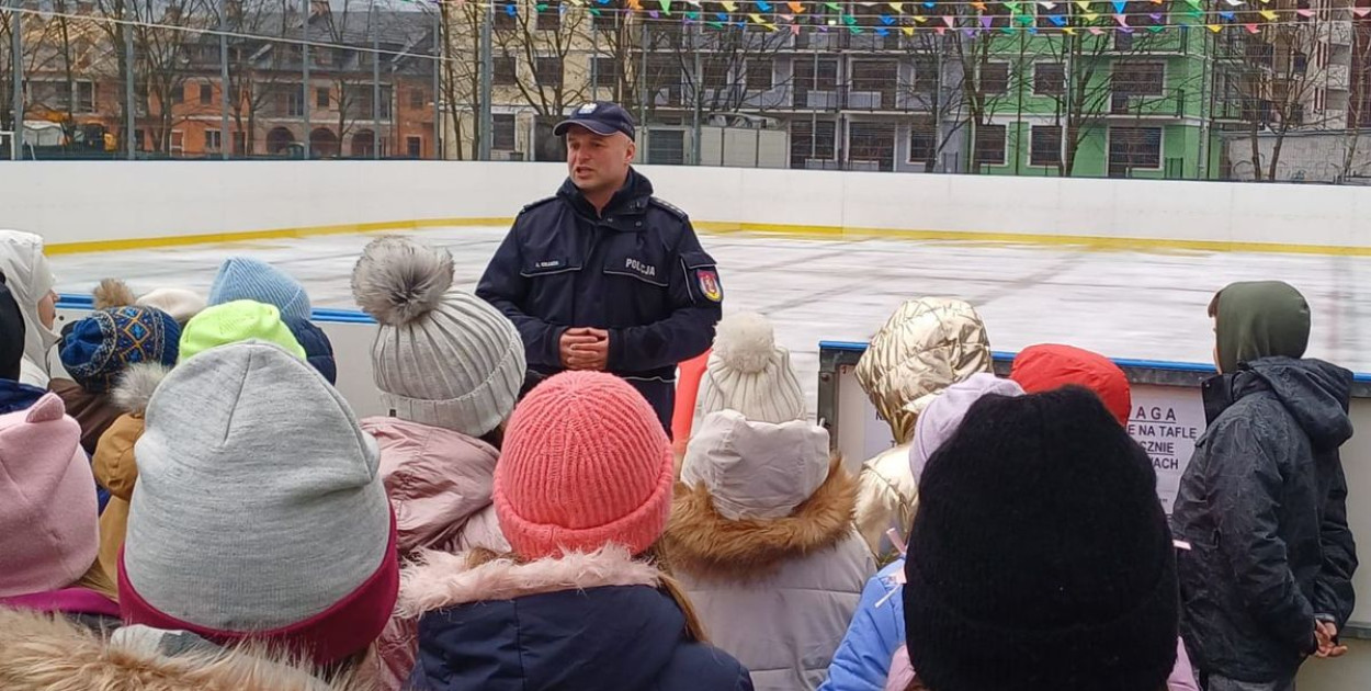 Jak bezpiecznie spędzić ferie zimowe - spotkanie z policjantami