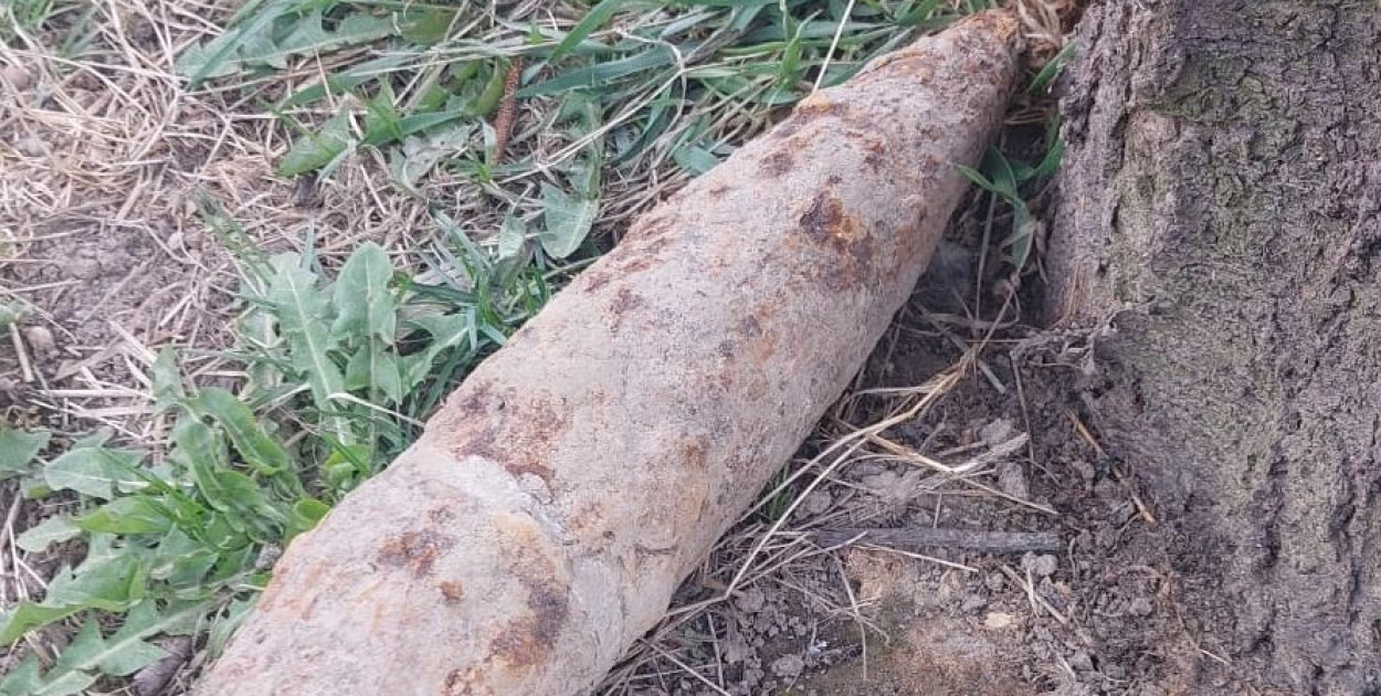 Pocisk artyleryjski znaleziony podczas prac w przydomowym ogródku