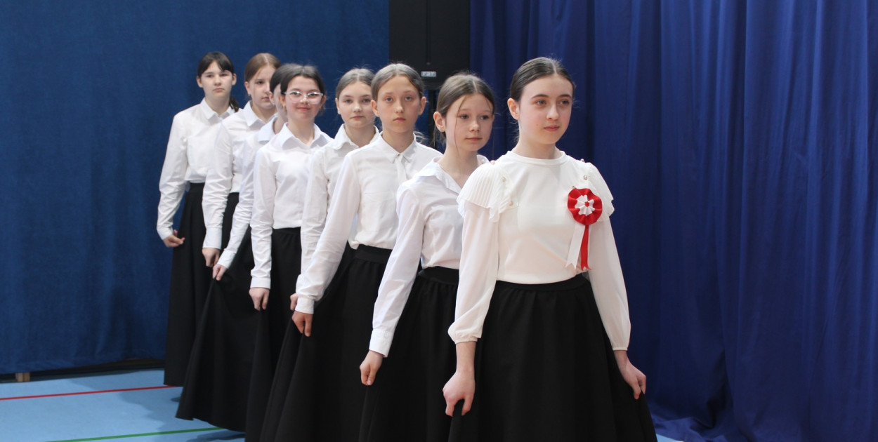 Uroczystość rocznicy Konstytucji 3 Maja w Szkole Podstawowej w Chmielku
