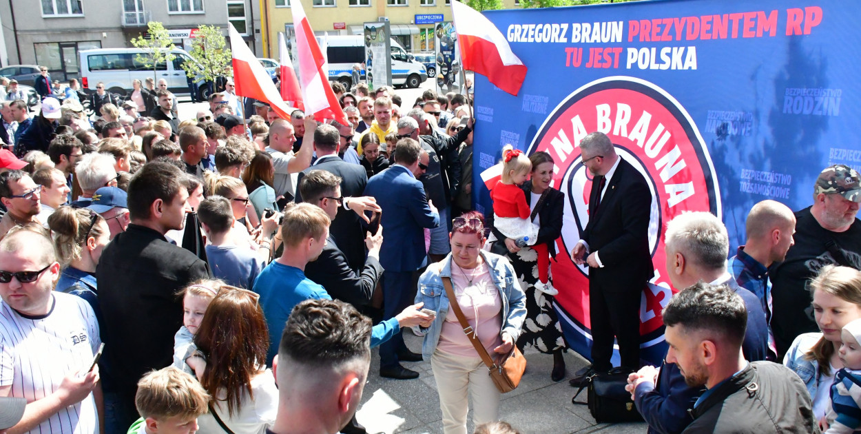 Kilkaset osób na wiecu wyborczym Grzegorza Brauna w Biłgoraju: patriotyczne przesłanie i program Tu jest Polska