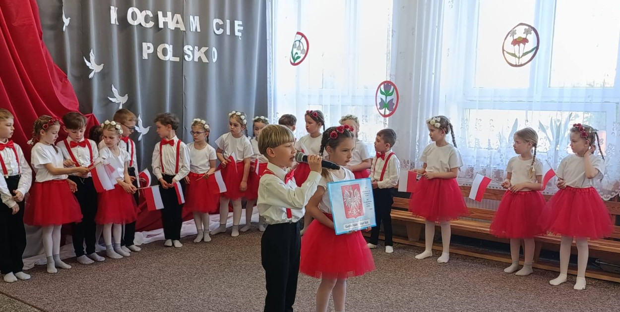 Dzieci z grupy Biedroneczek uczciły majowe święta