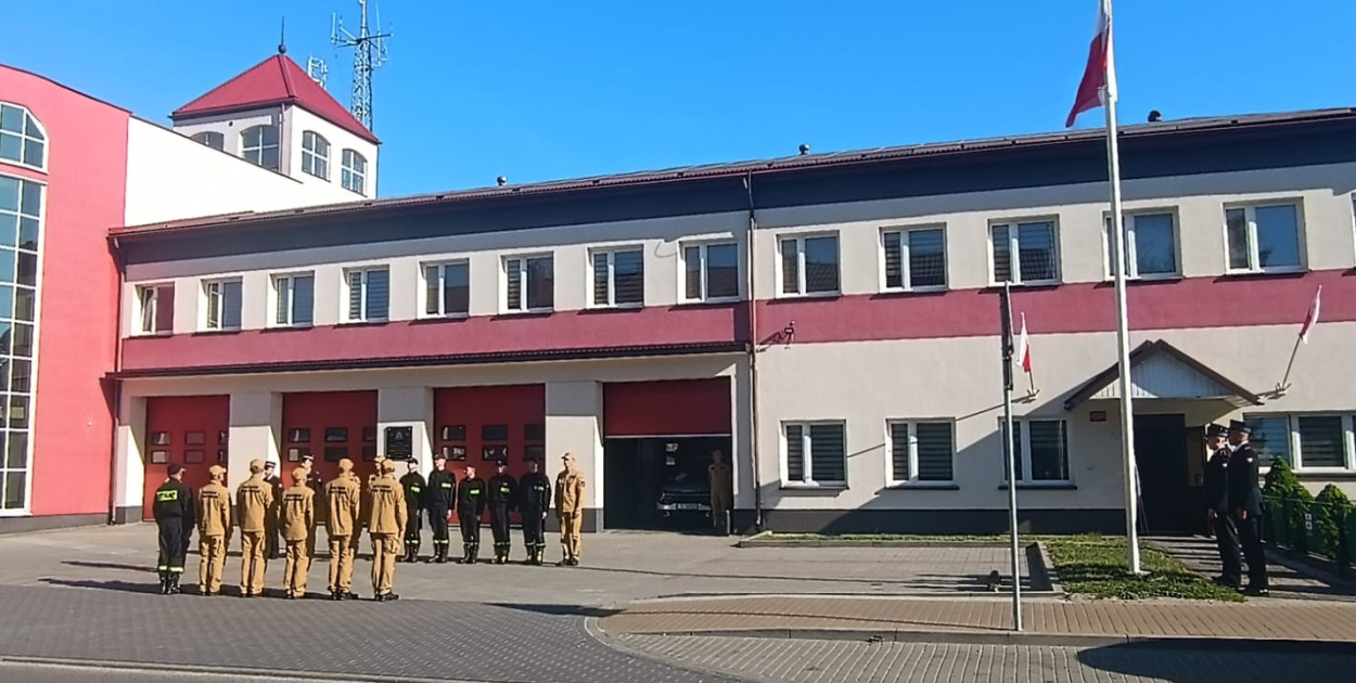 Strażacy i społeczność Biłgoraja świętują Dzień Flagi
