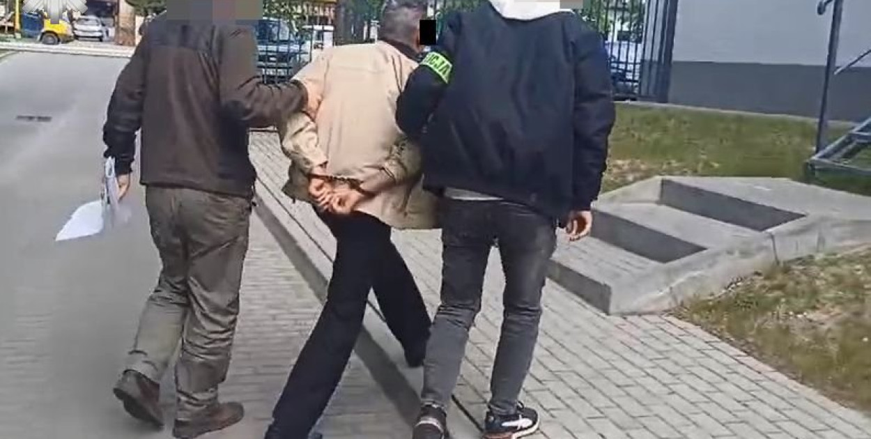 Z atrapą broni przyszedł do kancelarii komorniczej. Pijany 57-latek zatrzymany
