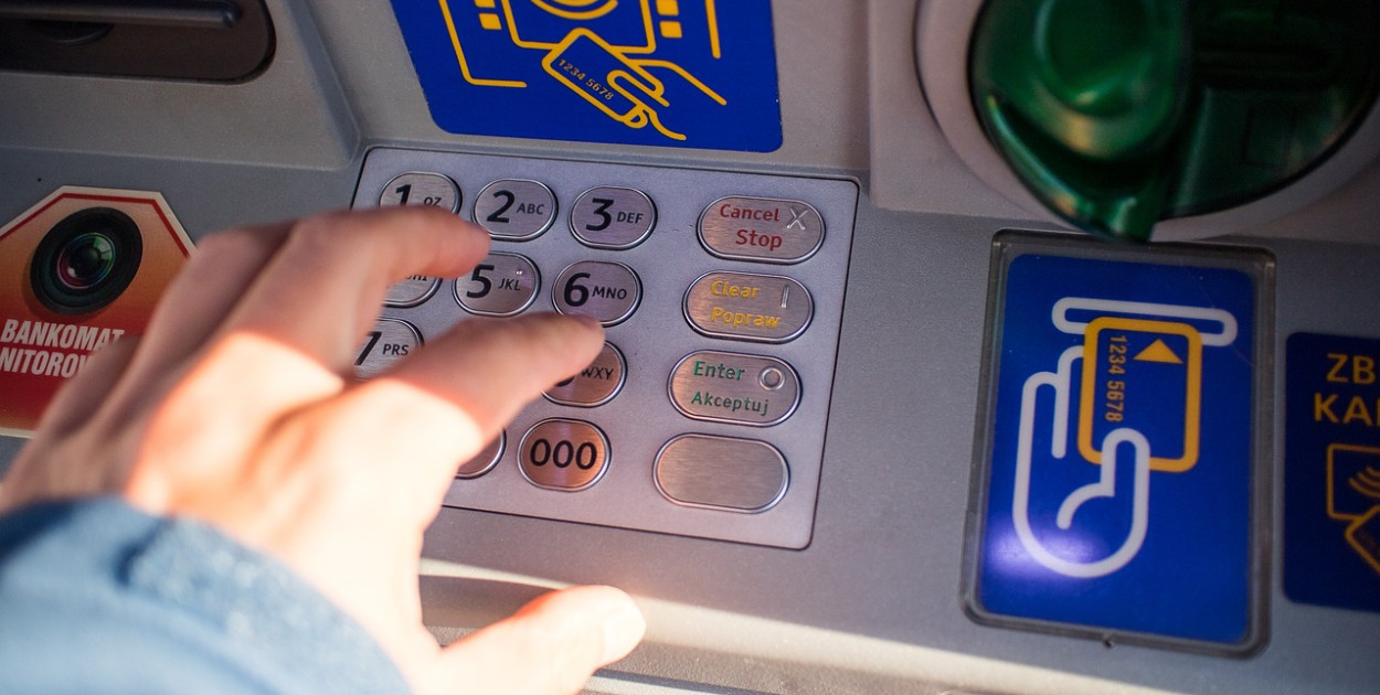 Po rozmowie z fałszywym pracownikiem banku straciła ponad 45 tys. zł