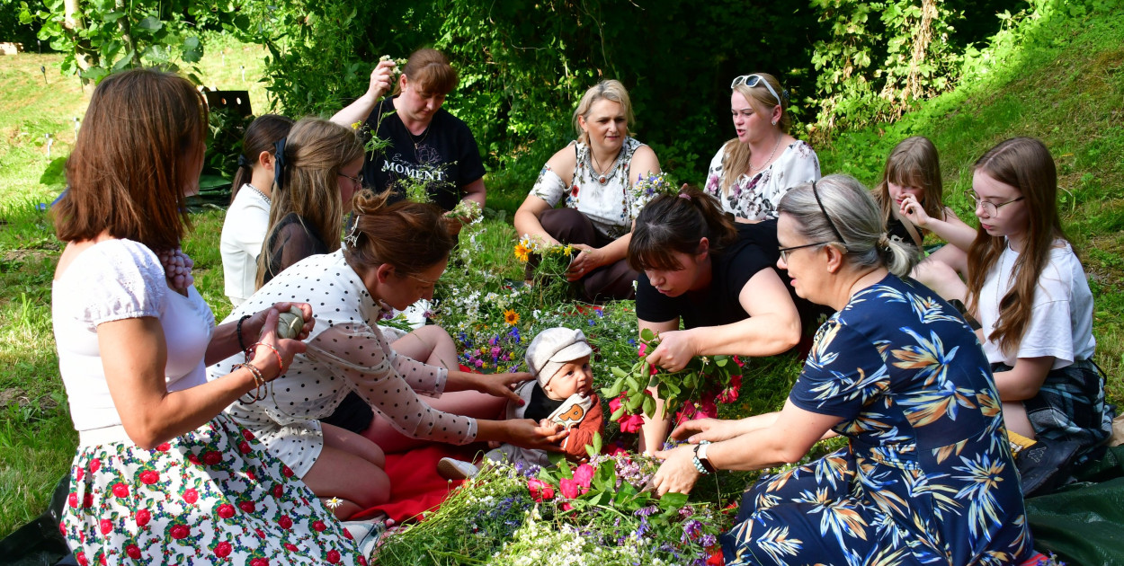 Wicie wianków u Dereźnianek – tradycja, integracja i twórcze spędzanie wolnego czasu