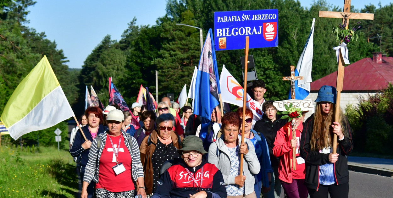 Pielgrzymi z Biłgoraja i Tereszpola na pielgrzymim szlaku do Krasnobrodu
