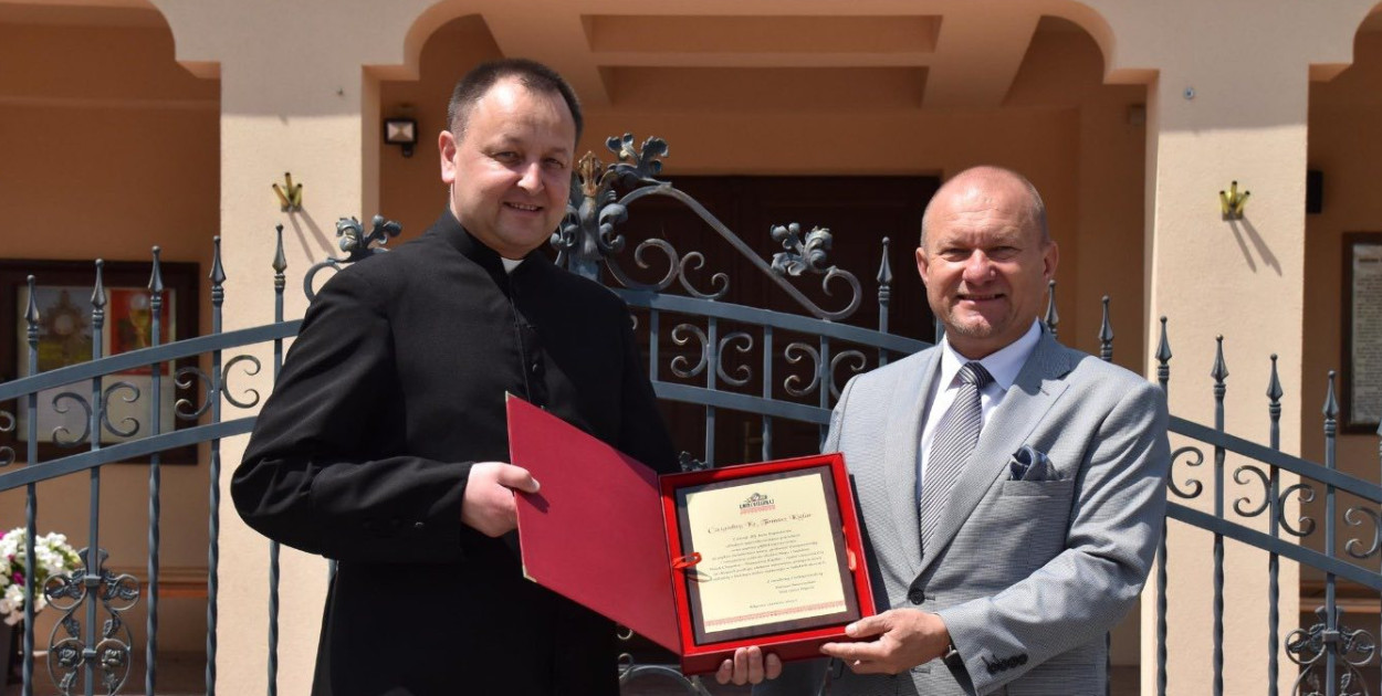 Ksiądz dostał od wójta dyplom, okazją 25-lecie