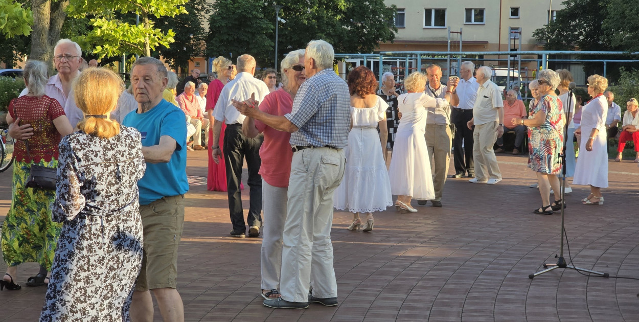 Taniec przy fontannie powraca! Letnie soboty pełne muzyki i radości w Biłgoraju