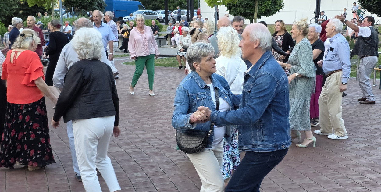 Seniorzy bawili się przy fontannie