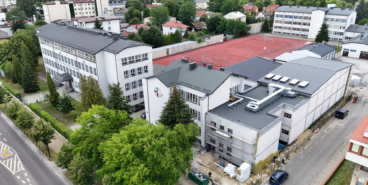 Hala przy RCEZ już z dachem. Stan surowy zamknięty