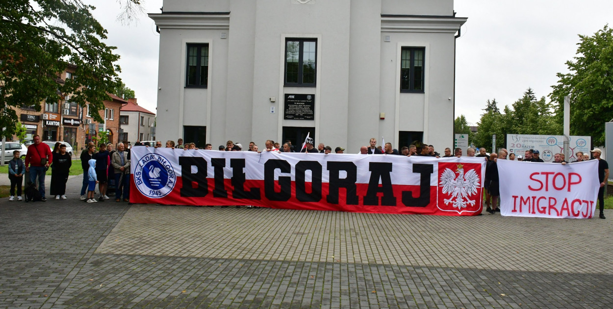 Polacy protestują przeciwko skutkom niekontrolowanej imigracji – relacja z Biłgoraja