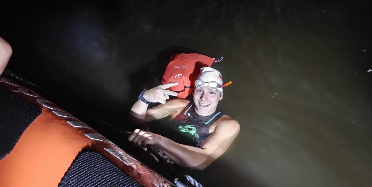 Damian Błaszczyk pływa dla Adasia – 48 km za nim, do celu jeszcze 52 km!